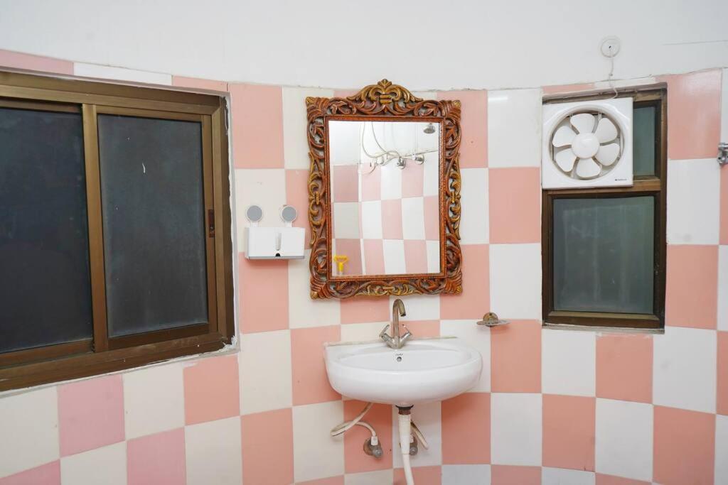Awadh Centrally Located 1br Near Old *