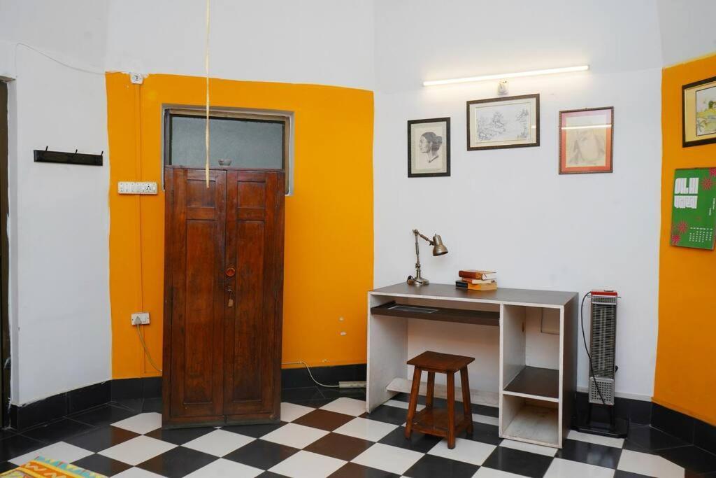 Awadh Centrally Located 1br Near Old Apartment