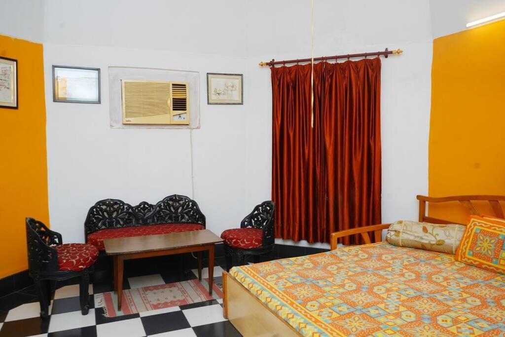 Awadh Centrally Located 1br Near Old Apartment